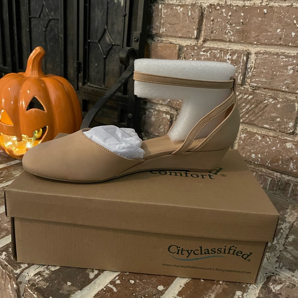 Nude/Tan Small Wedge Shoes